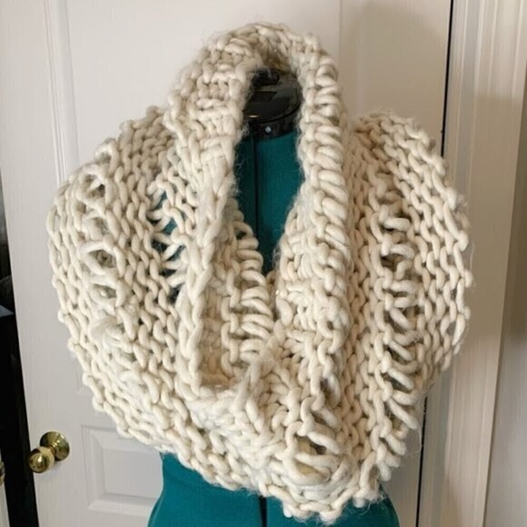 Steve Madden Cowl Neck Cable Knit Infinity Winter Scarf - Picture 2 of 4